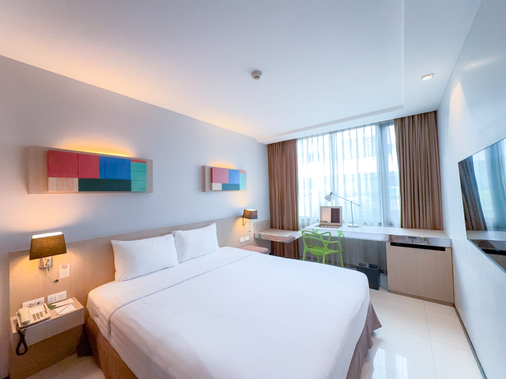 Studio Executive King